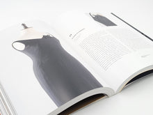 Laden Sie das Bild in den Galerie-Viewer, Mythos Chanel: Ausstellungskatalog
